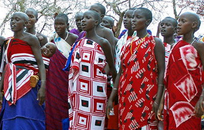 Die Frauen der Massai tragen die Hauptlastder notwendigen Arbeiten