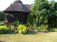 Viel Platz für Musestunden bieten die lauschigen Ecken und ein Pavillon im Garten von Helga Nagel