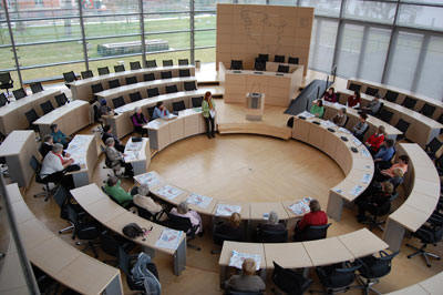 Aschebergeer Landfrauen im Plenarsaal des SH-Landtags Mitte Frau Susanne Keller